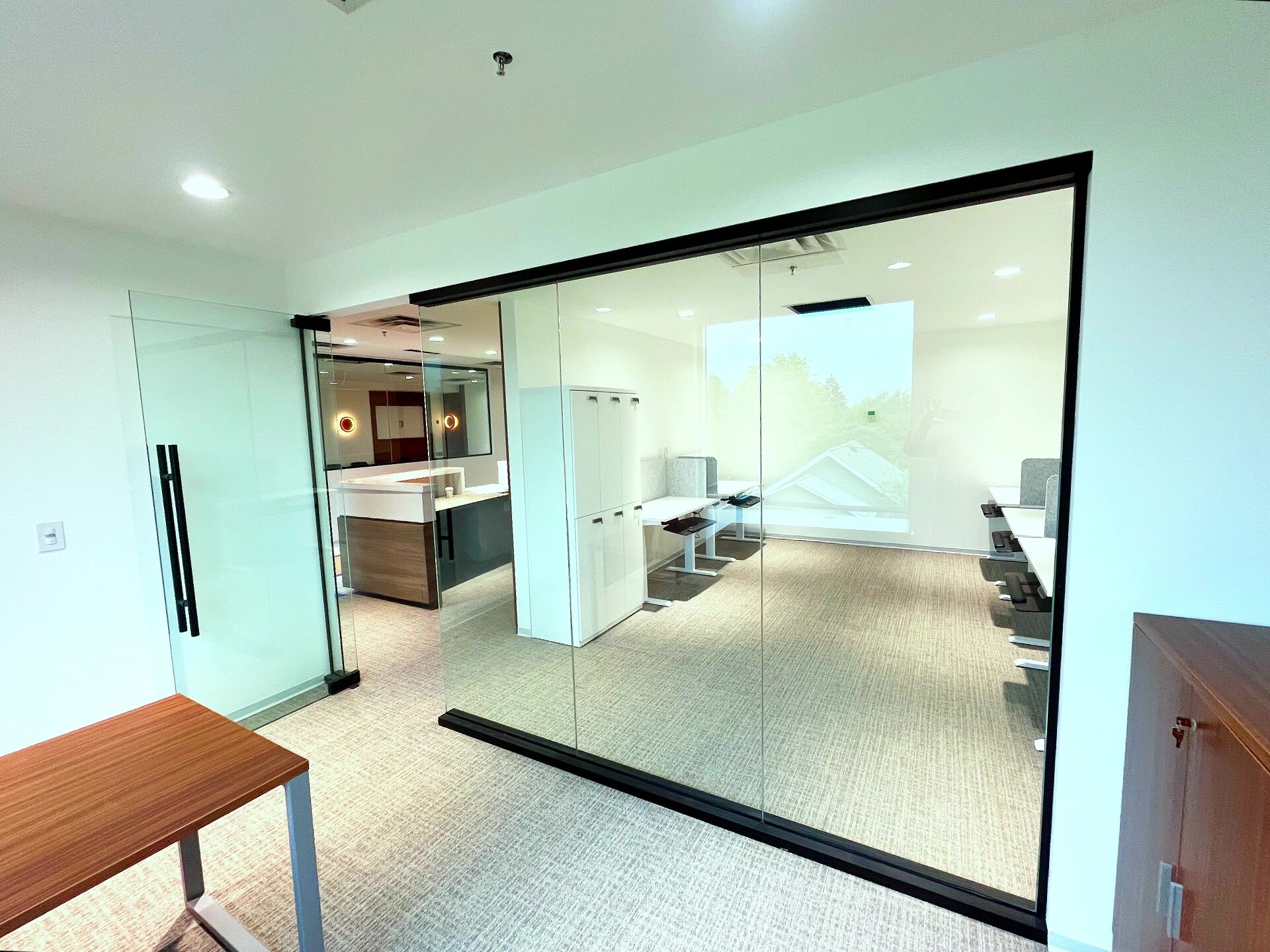 Completed frameless office glass partition